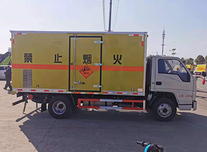 临渭爆破器材运输车技术升级与安全合规新趋势